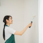 壁を塗る女性
