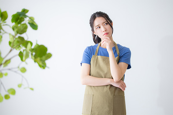 考える女性