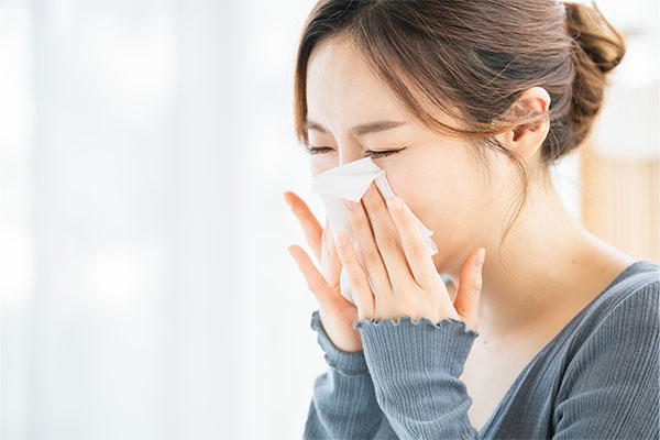 鼻をかむ女性